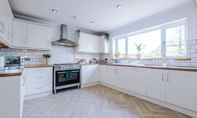 Blackburn Casa | Luxurious 6 bedroom (sleeps 12) house within Brockhall Village, Lancashire.