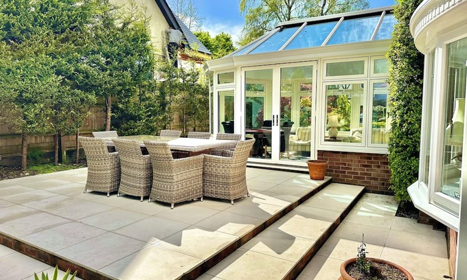 Ferndown Casa | Golf Course View - Large Four Bed Home with Garden - New Forest and Beach Links