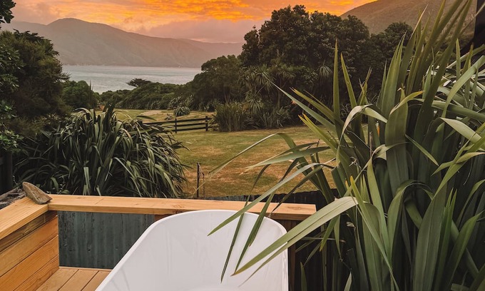 Queen Charlotte Sound Casa | ISLAND BARN-Wild & Remote living in the outer reaches of Queen Charlotte Sounds
