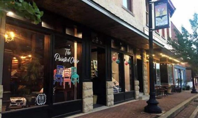 Farmington Casa | Stay at “THE WHITE HOUSE” Walk to quaint downtown shops and coffeehouse.