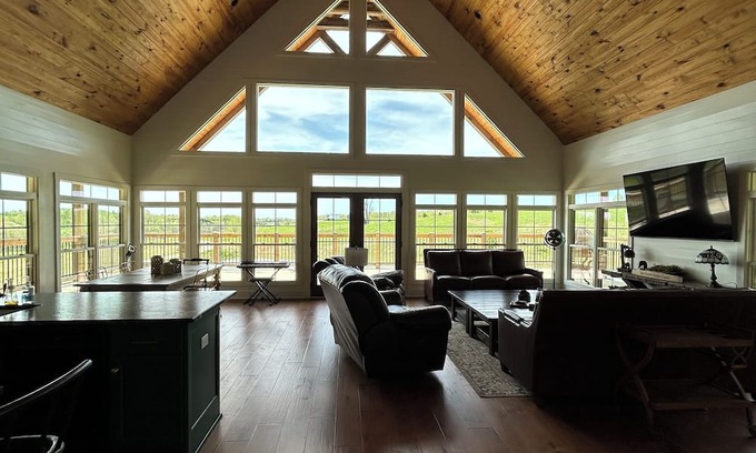 Chaplin Cabina | Luxury in the Country. Chalet Style Cabin on secluded 61 Acres with 3 acre Lake