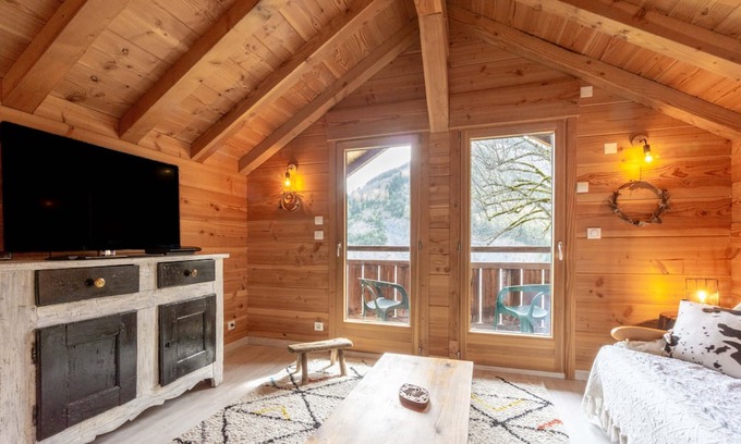 Saint-Colomban-des-Villards Apartamento | Apartment 'Petit Appartement' with Mountain View, Private Terrace and Shared Garden