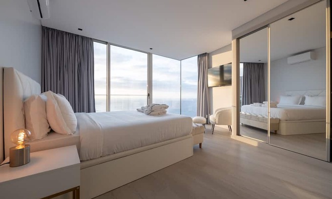 Calheta Casa | Holiday Home 'Luxury Villa Pérola' with Sea View, Wi-Fi and Air Conditioning