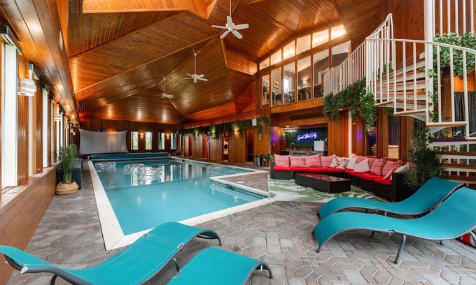 Munster Hamlet - Richmond Casa | 8000+ sq ft MANSION with indoor pool for 20+ guests! The Sens old Party House!