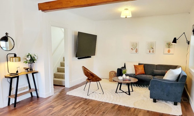 Little Valley Casa | 4 bedroom pet-friendly Home- 10 minutes from Ski slopes
