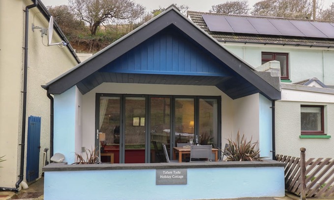 Llandyssiliogogo Cabaña | TAFARN TYDU, pet friendly, character holiday cottage in Cross Inn