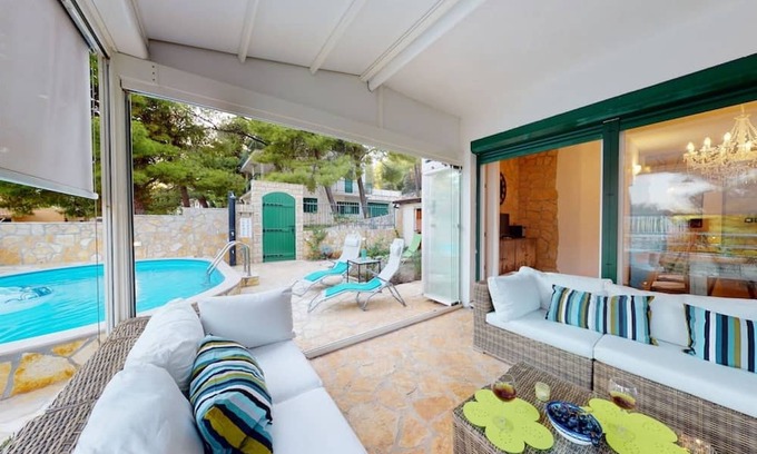 Ivan Dolac Apartamento | Lux Flat w Pool 1 min to Ivan Dolac Beach in Hvar
