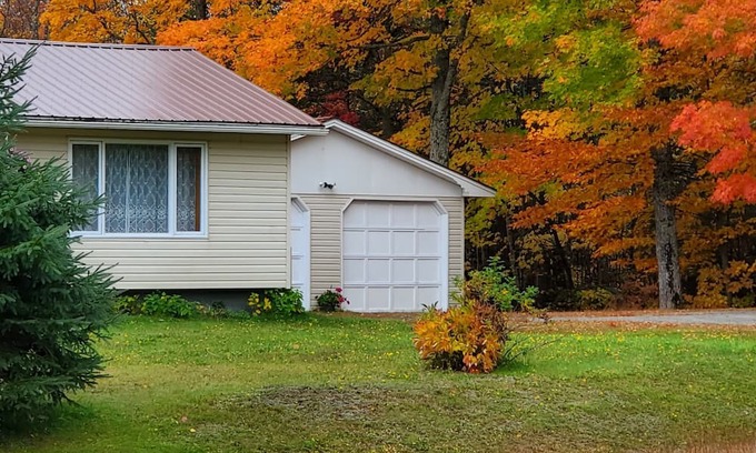 Central Hainesville Casa | Private 3 bedroom rural property with pond 5 minutes to Crabbe Mountain skiing.