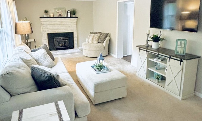 Livingston Casa | Harley’s Hideaway @ Lake Anna - Includes dock and slip