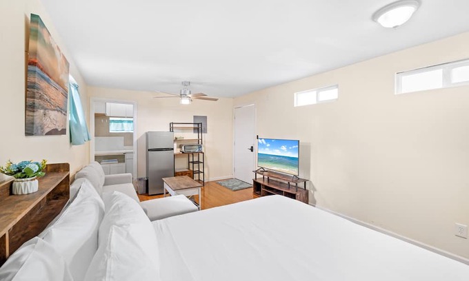 McCully - Moiliili Casa | Charming Studio Retreat in Hawaii - Perfect for Solo Travelers or Couples