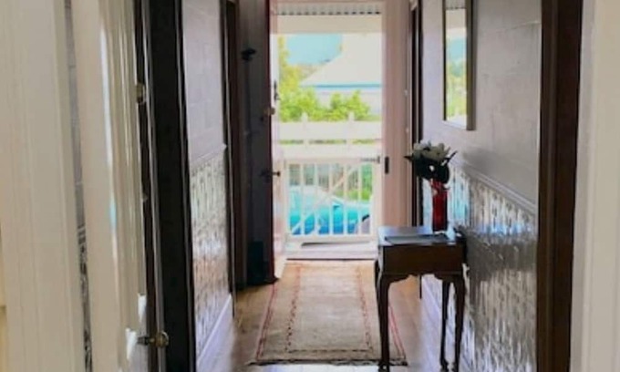 Milton Cabaña | Donovan's Cottage, take a step back in time in the historic, trendy town of Milton