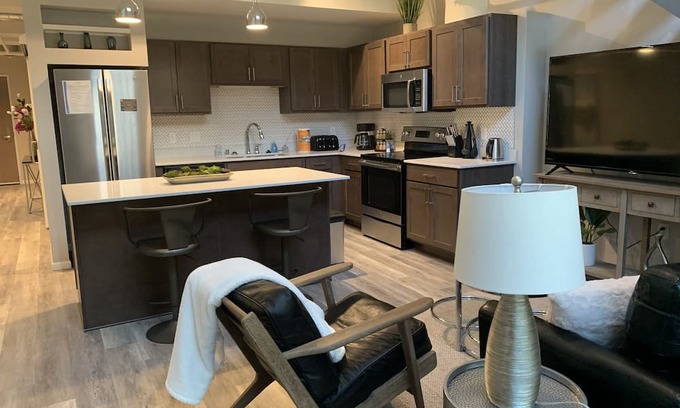 Downtown St. Paul Apartamento | Downtown Furnished 2BR, 2BA Apt 103 by R7 Lofts