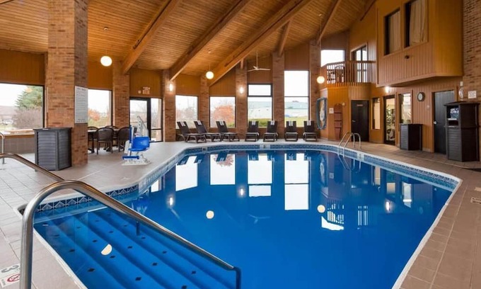Hebron Casa | Affordable Hotel Stay with Complimentary Full Breakfast and Heated Pool