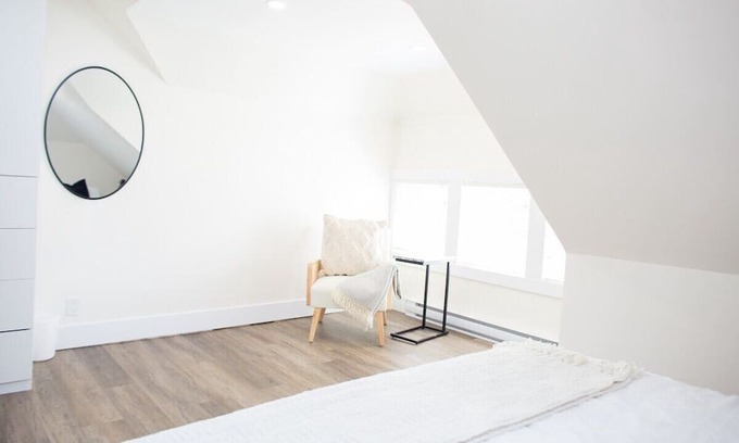 Fredericton Apartamento | Enjoy this beautiful new loft in downtown Fredericton. Close to amenities. Free parking on site.