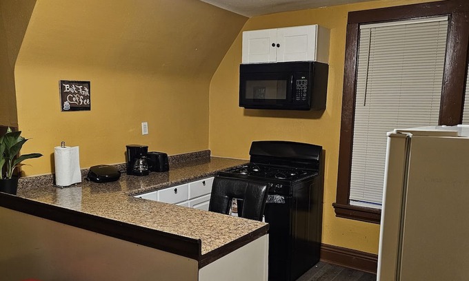 South Chicago Heights Apartamento | 2-bedroom apartment in South Chicago Heights with AC.