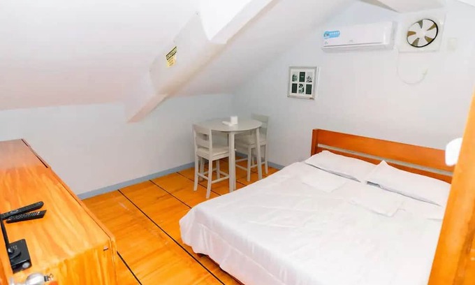 Caloocan Apartamento | Charming 3 bedroom boutique, bathtub, 180sq.meters
