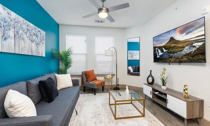 Lewisville Apartamento | Luxurious Lakeside Retreat: 1BD Pool & Gym