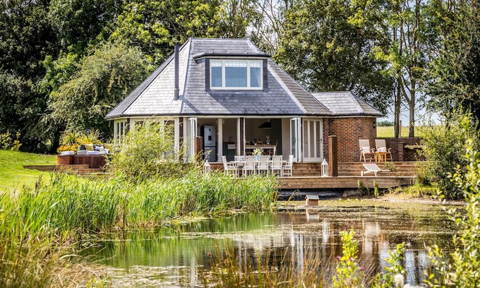 Pulborough Cabina | A tranquil Boathouse tailor-made for couples seeking a luxurious getaway.