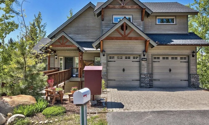 South Lake Tahoe Casa | Expansive mountain views at this modern Tahoe Mountain 2-bedroom home