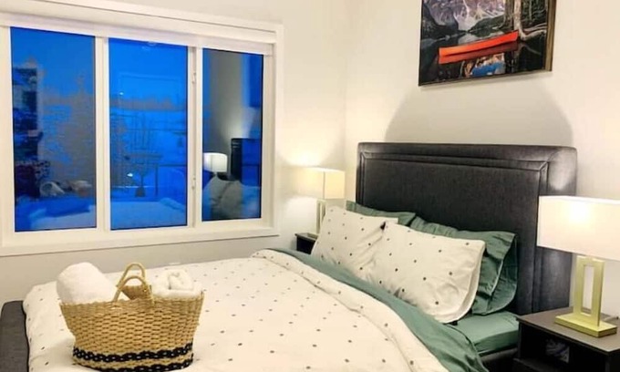 Keith Apartamento | Scenic Waterfront Guest Suite, near Banff & Ski