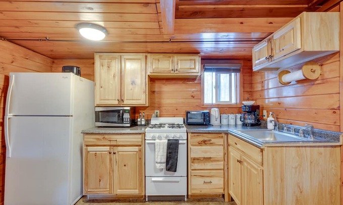 Weirs Beach Cabina | Laconia Cabin w/ Grill: 2 Mi to Weirs Beach!