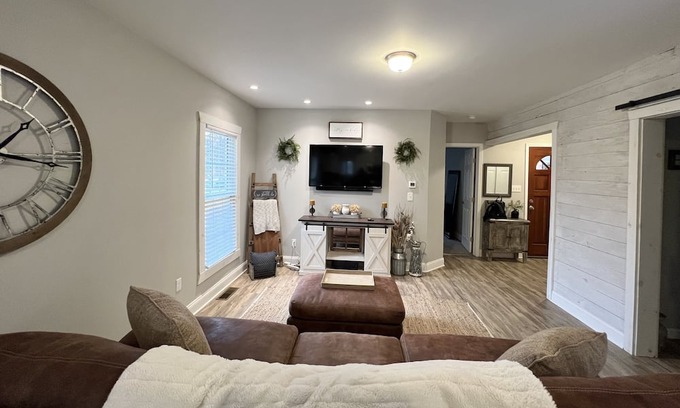 Florence Casa | Centrally located a skip from downtown Cincinnati and just North of the Ark!