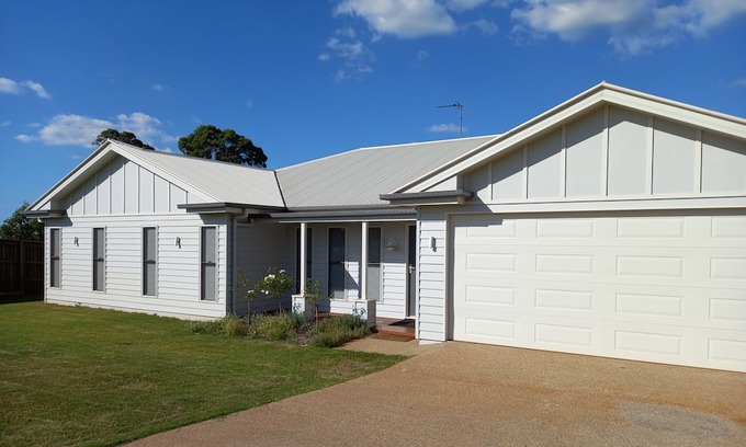 Highfields Casa | Airconditioned large family home. Sleeps 8 and pet friendly.