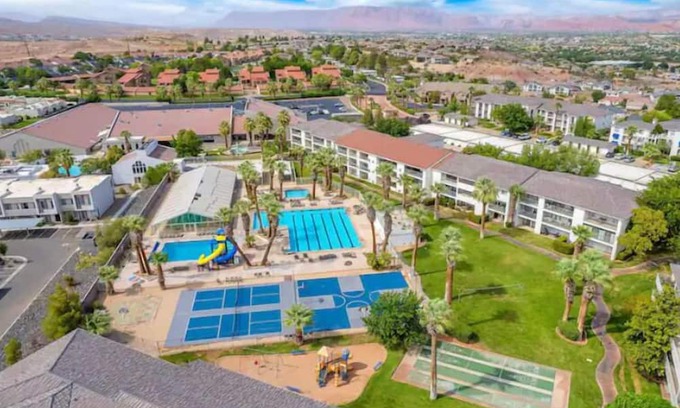 St. George Condominio | Palm Tree Paradise. Pools, Waterslides, & More!