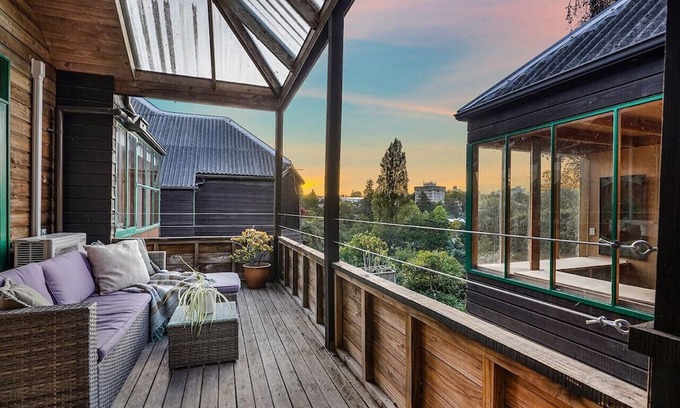 Hamilton East Casa | Tree Top Retreat in Central City - By KOSH BNB