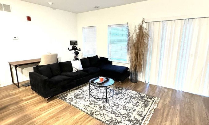 Newark Apartamento | Delightful 2-bedroom apartment in Newark with fitness room, WiFi