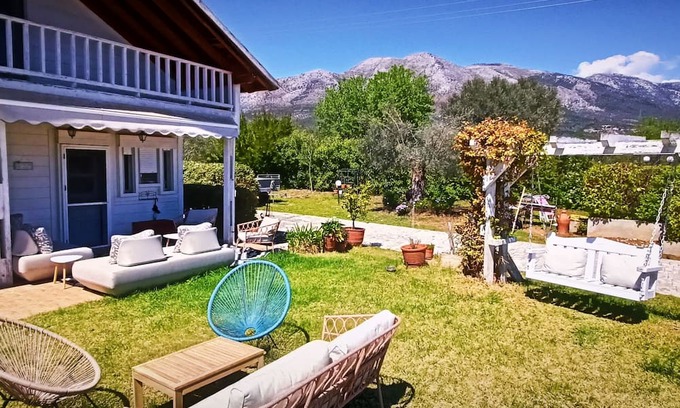 Eretria Otro | Farmhouse with pool minutes from the beach