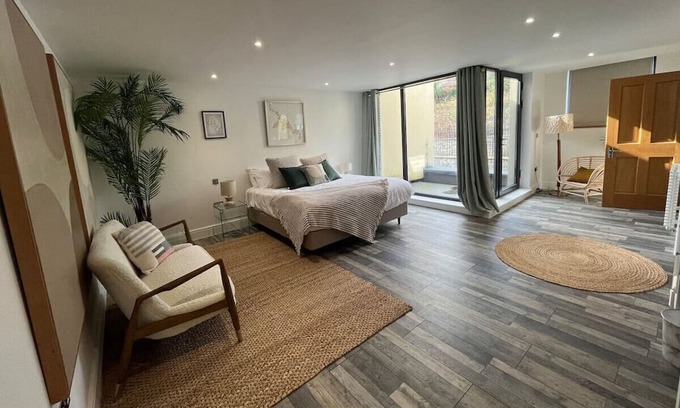 Penarth Casa | Beachfront Balcony Oasis Room
