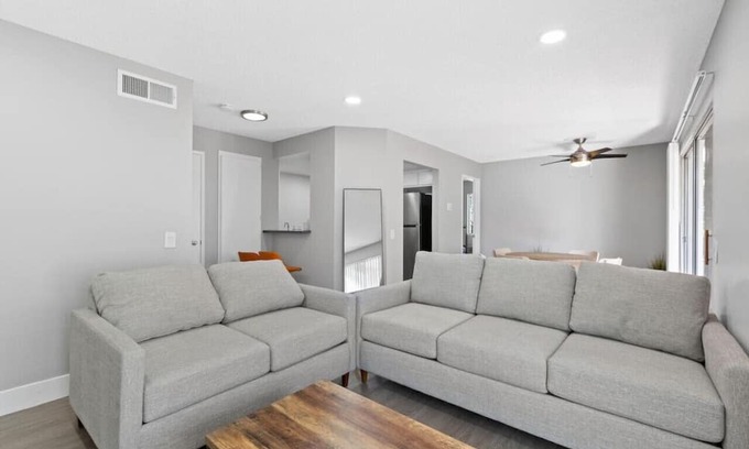Colton Apartamento | 2BR/2BA Cozy Queen Suite Apartment with Pool