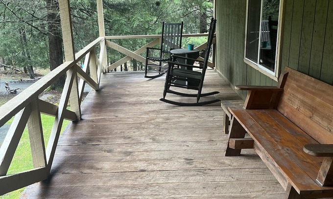 Montrose Cabina | Charming cabin with creek, fire pit. Pet friendly! Walkable to Salt Springs Prk
