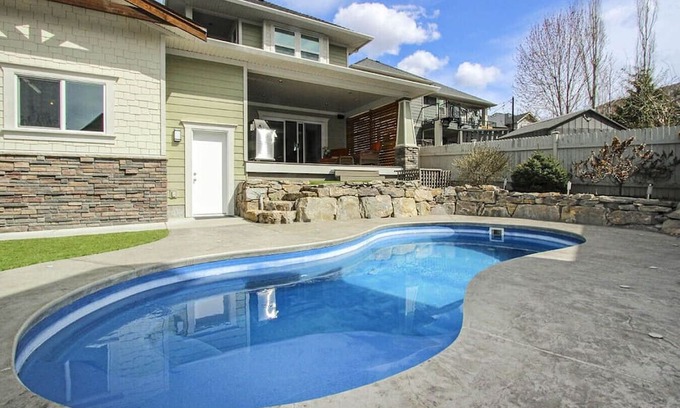 Southwest Mission Casa | Elegant Kelowna Retreat: Heated Pool, 4BR, AC, BBQ