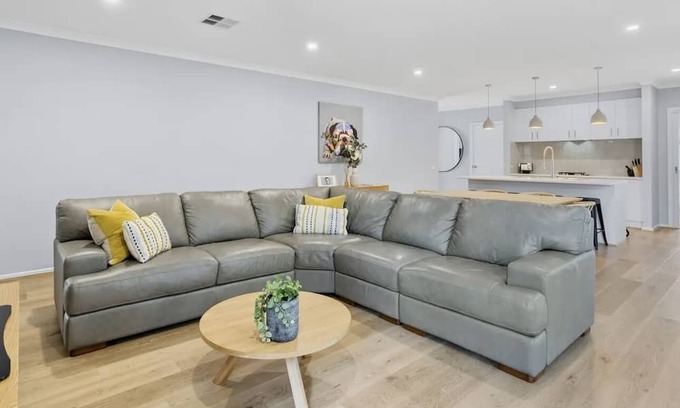 Rosebud Casa | Peninsula Getaway. 5 minute walk from local shops
