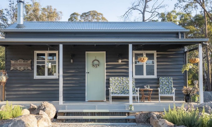 Pozieres Cabaña | Relaxing Cottage adjacent to Donnellys Castle Dog-friendly! Close to Stanthorpe
