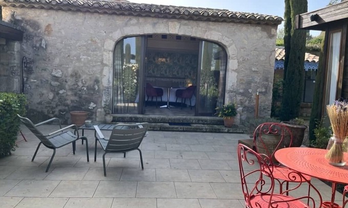 Eygalieres Casa | Cosy retreat in Eygalieres with artist studio. Walking distance to the village