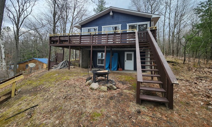 Lake Casa | Blissful Bluff Lake Retreat: 4BR House with Sandy Beach & Walkout Basement