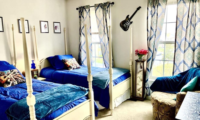 Boonsboro Casa | SRV Room @ Music House Please Read! Half-Bath Only!