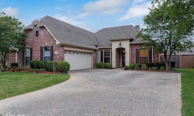 Shreveport Casa | Charming 4/3 in Twelve Oaks