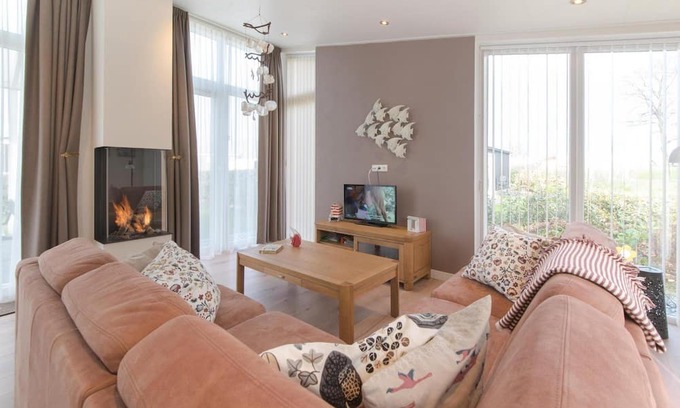Wemeldinge Casa | Comfortable home with view of the forest.