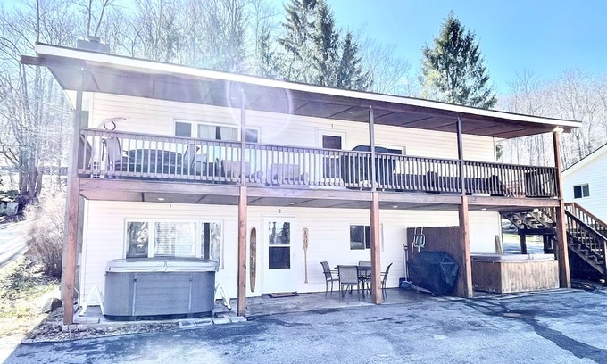 McHenry Cabina | Cozy cabin on the Lake with dock and hot tub!
