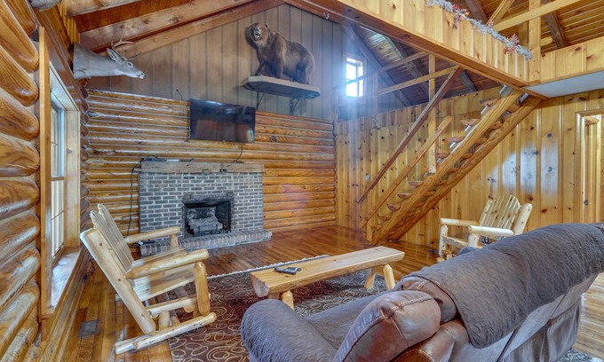 Wellston Cabina | Rustic Wellston Cabin w/ Pond & ATV Trail Access!