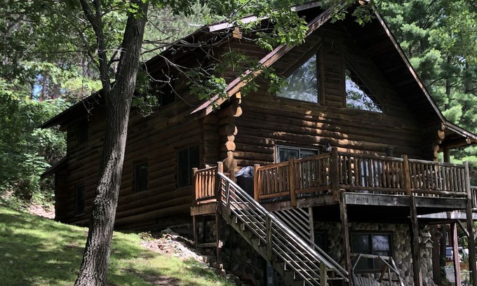 Wautoma Cabina | Log cabin on the lake. Game room, fire pit, near golf & supper clubs! Sleeps 14