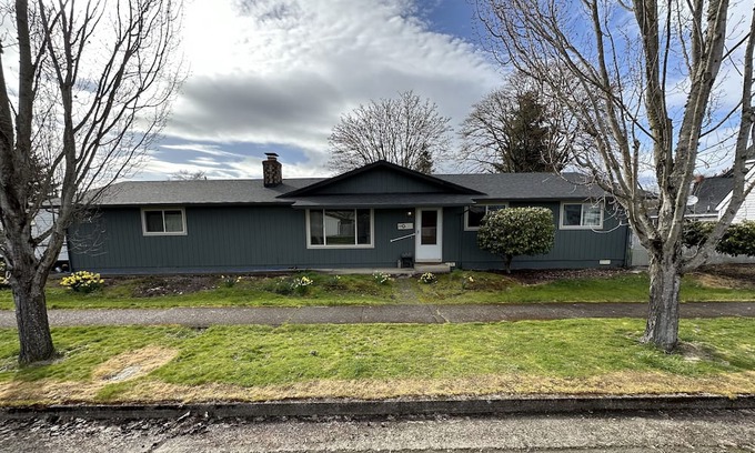 Lebanon Casa | Cute, clean room,shared space and a huge yard,1mi to hospital and m.college