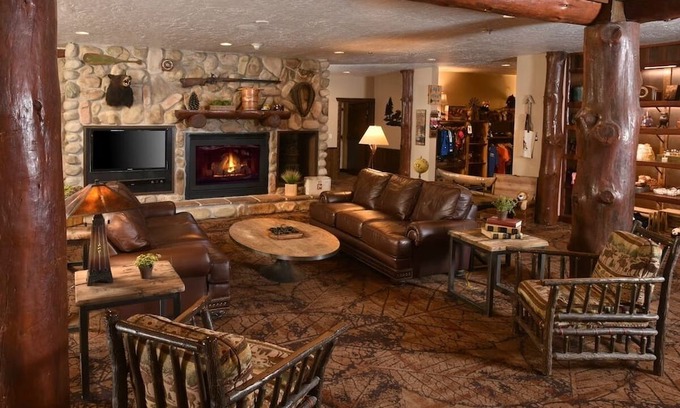 Onalaska Casa | Stoney Creek, Theme Suite Mini Premier, Living Room w/ Sofa! | 3 Units