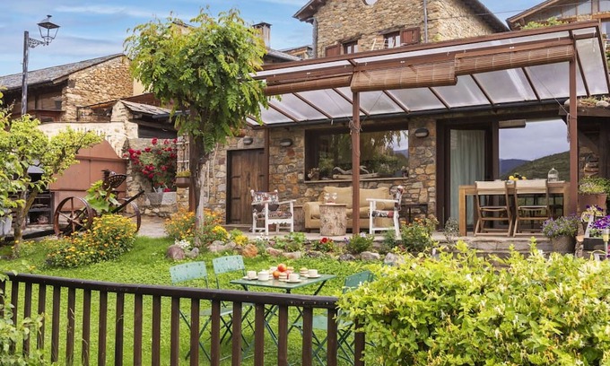 Olopte Casa | Beautiful private villa for 2 guests with TV and patio