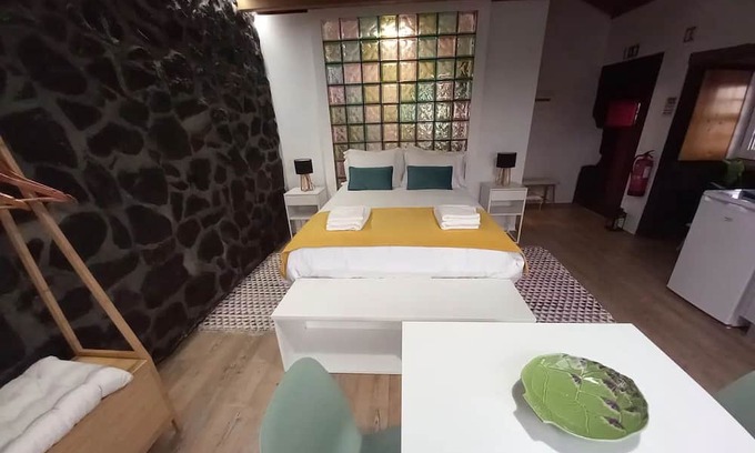 Angra do Heroismo Apartamento | Studio Apartment 'Casa Do Poço - Casinha' with Mountain View, Shared Terrace and Wi-Fi