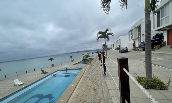 Manta Casa | Hermosa Casa con Piscina Frente al mar y Acceso Privado a Playa